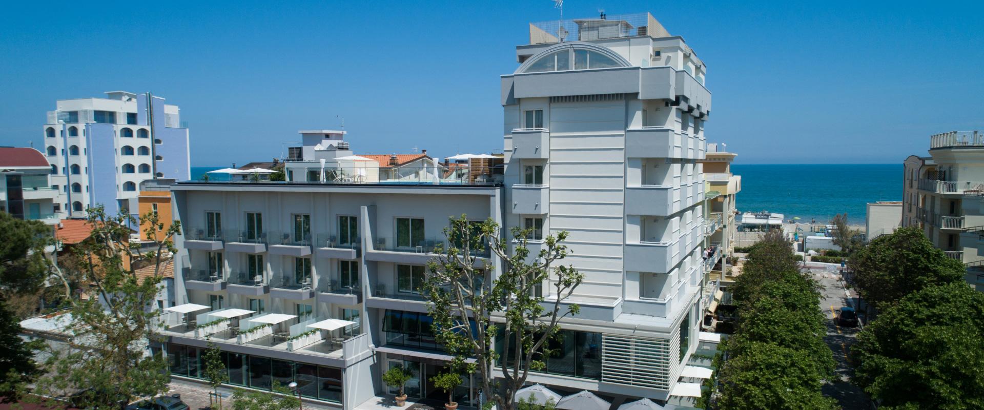 Hotel moderno vicino al mare, con balconi e vista panoramica.