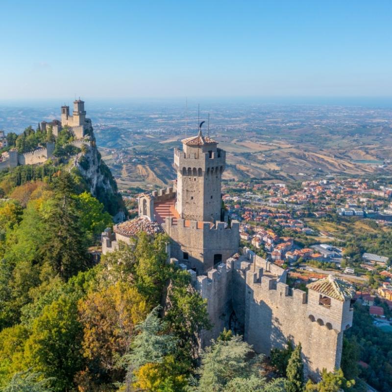 Le torri di San Marino si stagliano sopra il paesaggio collinare.